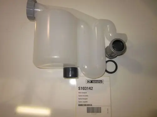 Siphon von Remeha in transparentem Kunststoff mit mehreren Anschlussöffnungen und einem flexiblen Rohr, geeignet für die Verbindung in Sanitäranlagen.